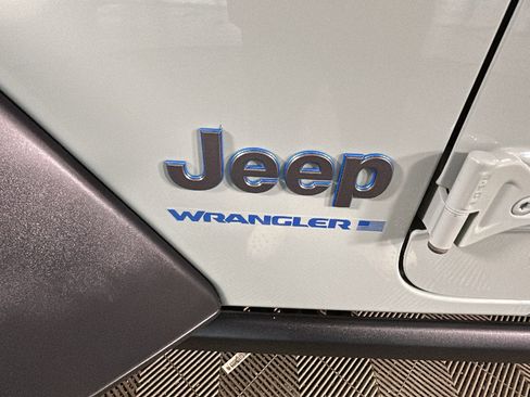 Used 2023 Jeep Wrangler Unlimited w/ Cold Weather Group AWD/4WD image 9