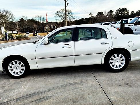 Used 2006 Lincoln Town Car Signature Limited image 6