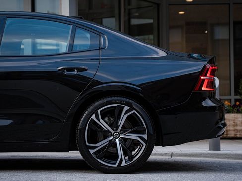 Certified 2025 Volvo S60 B5 Plus image 4