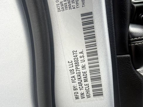 Used 2023 Jeep Grand Cherokee L Laredo image 33