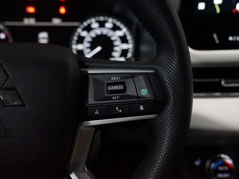 Used 2025 Mitsubishi Outlander SE AWD/4WD image 13