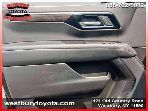 Used 2025 Chevrolet Suburban Z71 AWD/4WD image 21