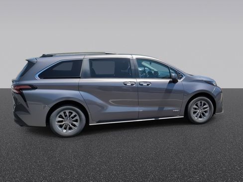 Used 2021 Toyota Sienna XLE w/ XLE Plus Package FWD image 9