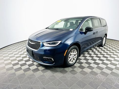 Certified 2024 Chrysler Pacifica Touring-L image 5