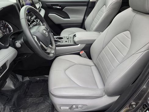Used 2024 Toyota Highlander XLE AWD/4WD image 34