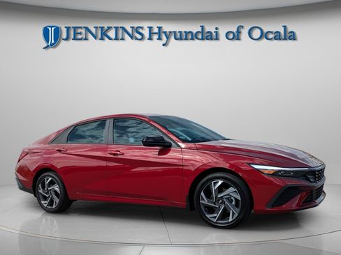 Certified 2025 Hyundai Elantra SEL image 9