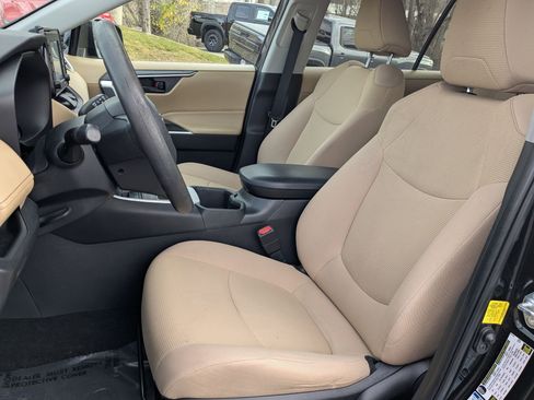 Used 2022 Toyota RAV4 LE image 25