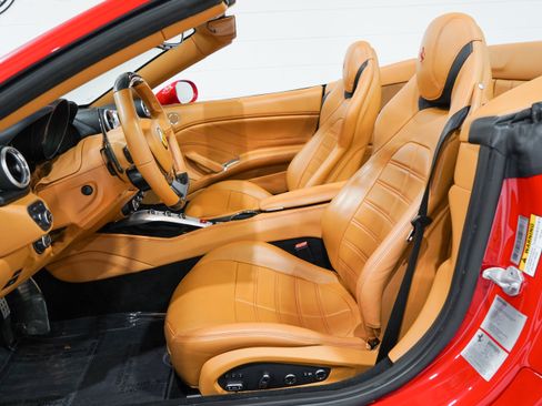 Used 2015 Ferrari California T RWD image 9