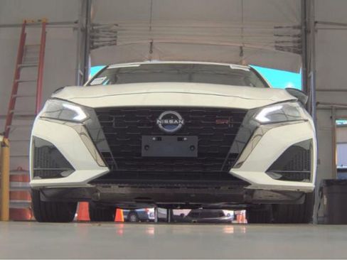 Used 2024 Nissan Altima 2.5 SR FWD image 3