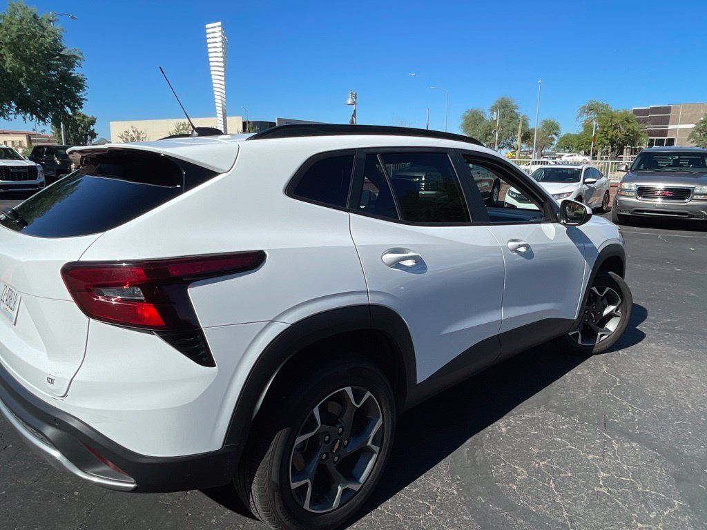 Used 2025 Chevrolet Trax LT w/ Driver Confidence Package FWD image 4