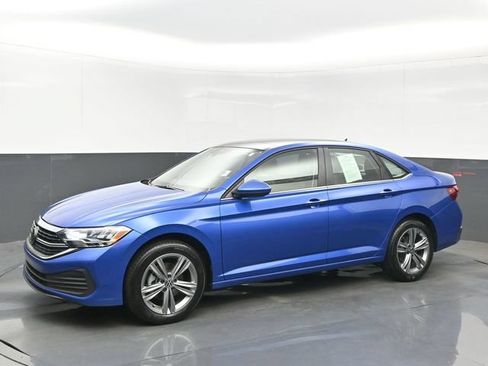 Used 2024 Volkswagen Jetta SE w/ Panoramic Sunroof Package FWD image 2