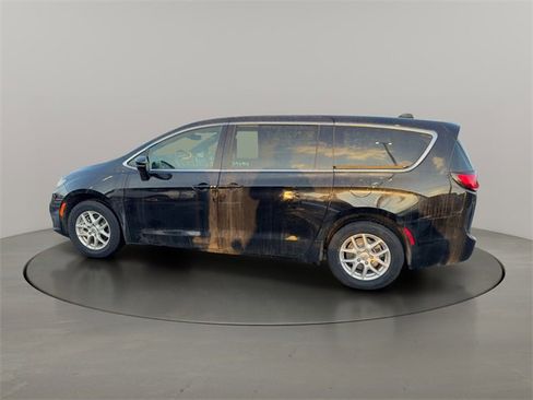 Used 2025 Chrysler Pacifica Select image 2