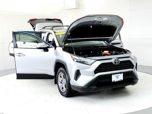 Used 2025 Toyota RAV4 XLE w/ Convenience Package AWD/4WD image 9
