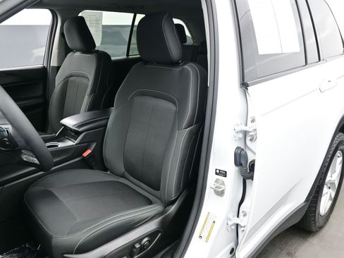 Used 2024 Jeep Grand Cherokee Laredo X image 13