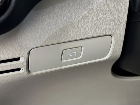 Used 2023 Volvo XC40 B5 Ultimate image 17