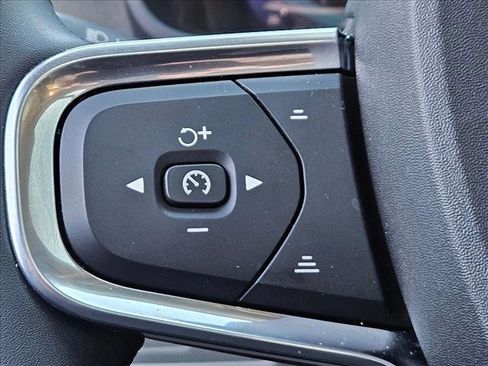 Used 2023 Volvo XC40 B5 Plus image 13