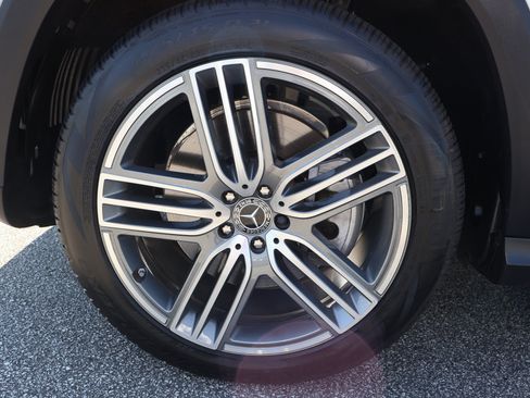Used 2025 Mercedes-Benz GLS 450 4MATIC image 9