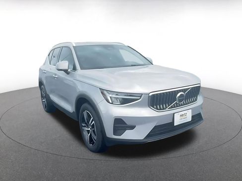 Used 2024 Volvo XC40 B5 Core image 3