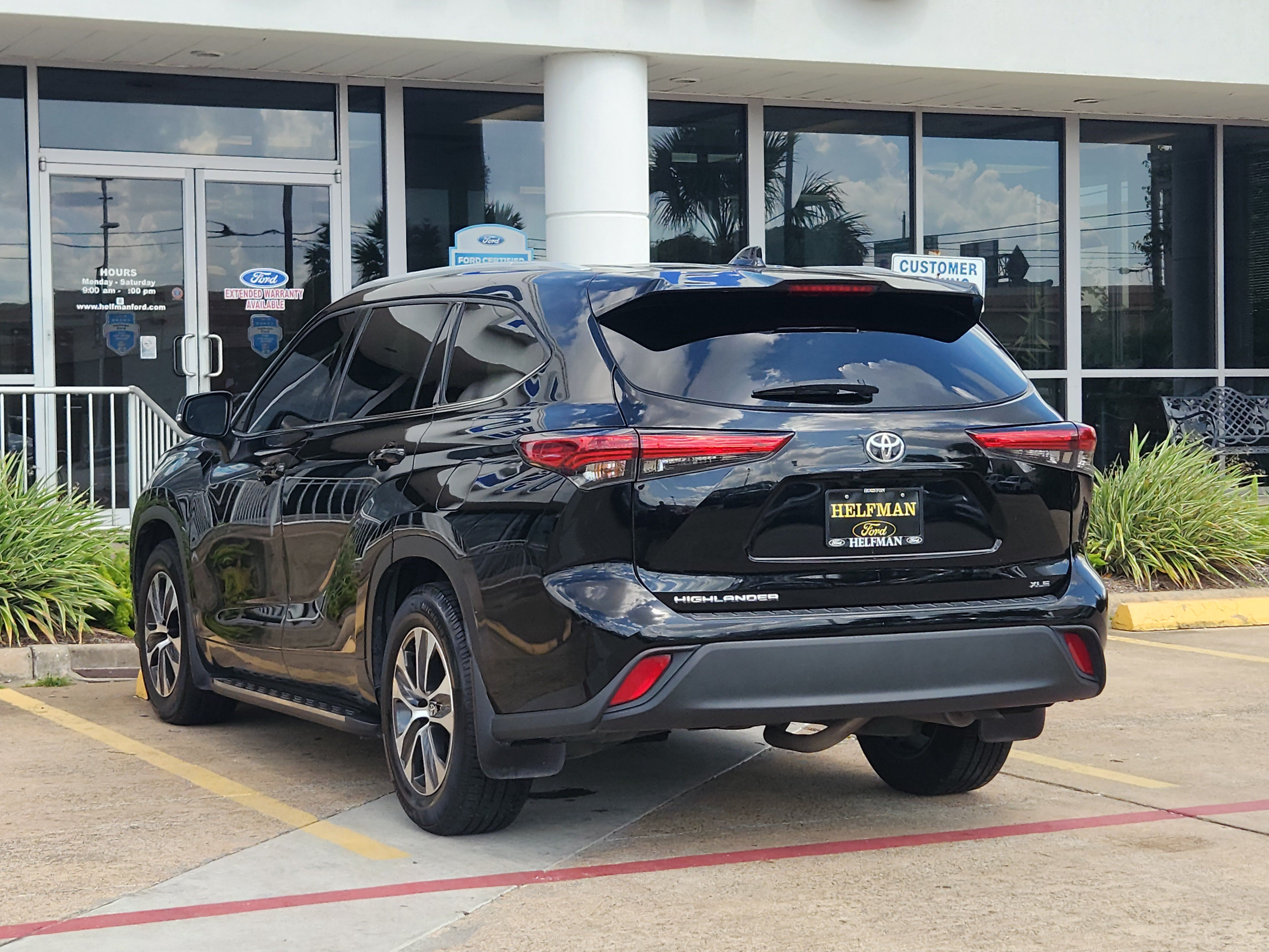 Used 2022 Toyota Highlander XLE FWD image 4