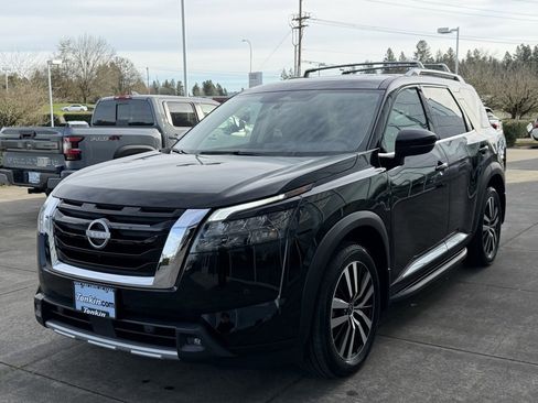 Used 2025 Nissan Pathfinder Platinum w/ Cargo Package image 4