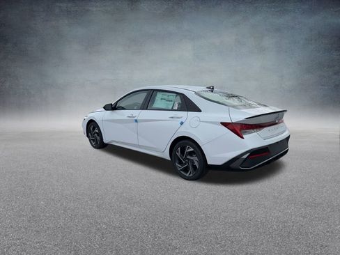 Certified 2025 Hyundai Elantra SEL image 40