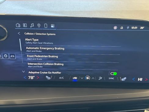 Used 2025 Chevrolet Traverse LT image 48