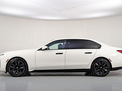 Used 2023 BMW i7 xDrive60 w/ Executive Package 2 AWD/4WD image 8