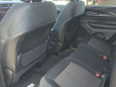 Used 2025 Jeep Grand Cherokee Laredo image 18