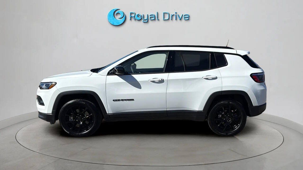 Used 2025 Jeep Compass Latitude w/ Altitude Special Edition AWD/4WD image 3