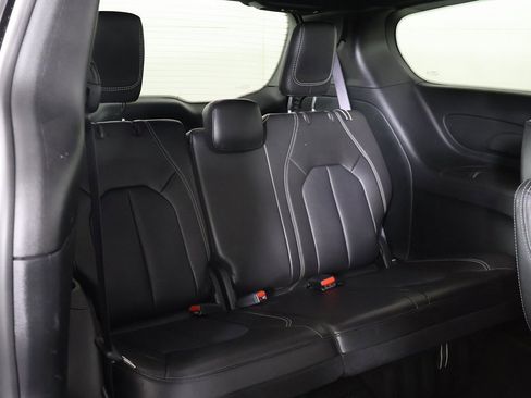Used 2025 Chrysler Pacifica Select image 27