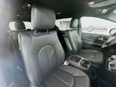 Used 2026 Chrysler Pacifica Select image 26