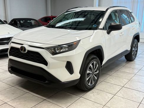 Used 2019 Toyota RAV4 LE w/ Carpet Mat Package AWD/4WD image 3