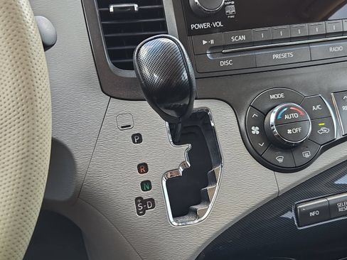 Used 2013 Toyota Sienna SE FWD image 20