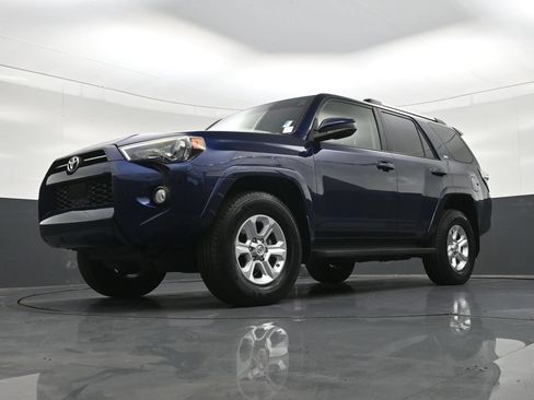 Used 2020 Toyota 4Runner SR5 AWD/4WD image 23