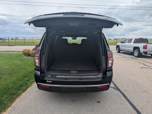 Used 2022 Chevrolet Suburban LT w/ Luxury Package AWD/4WD image 9