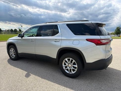 Used 2020 Chevrolet Traverse LT FWD image 2