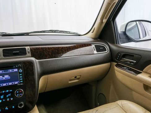 Used 2011 GMC Yukon XL Denali AWD/4WD image 5