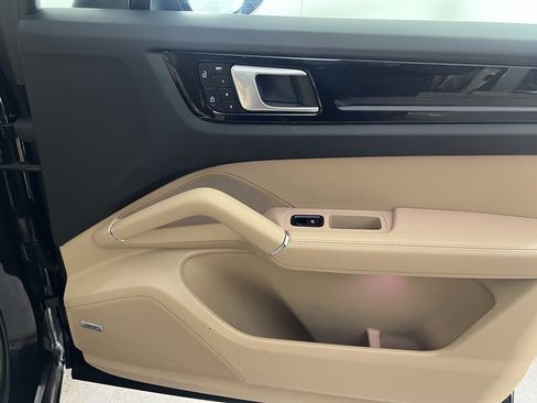 Certified 2022 Porsche Cayenne Platinum Edition w/ Premium Package Plus image 19