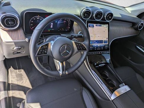 Used 2025 Mercedes-Benz GLC 350e 4MATIC image 10