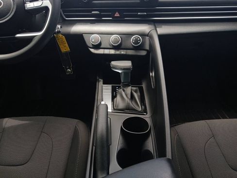Used 2024 Hyundai Elantra SE FWD image 11