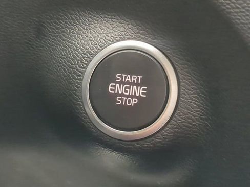 Used 2025 Volvo XC40 B5 Plus image 27