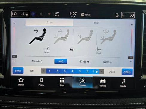 Certified 2025 Chrysler Pacifica Select AWD/4WD image 11