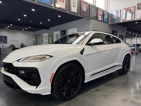 Used 2025 Lamborghini Urus SE image 1