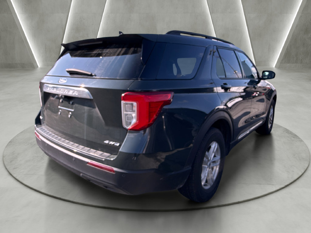 Used 2024 Ford Explorer XLT AWD/4WD image 3
