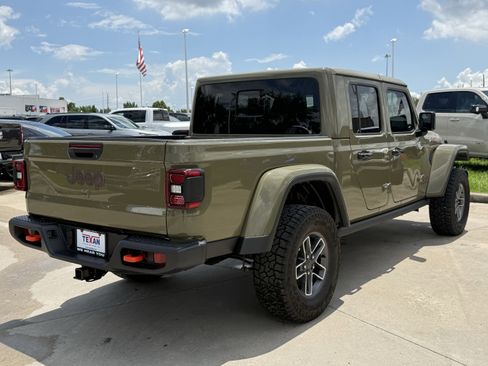 Used 2025 Jeep Gladiator Mojave w/ Convenience Group AWD/4WD image 5