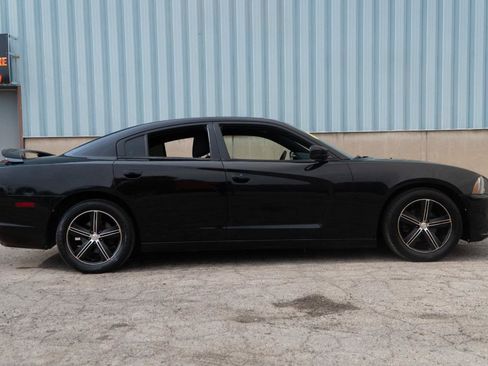 Used 2013 Dodge Charger SE RWD image 10