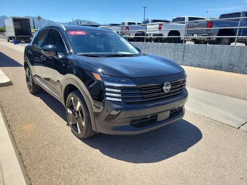 Used 2025 Nissan Kicks SR FWD image 9