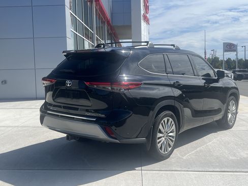Used 2022 Toyota Highlander Platinum AWD/4WD image 3