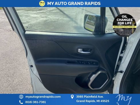 Used 2023 Jeep Renegade Latitude AWD/4WD image 12