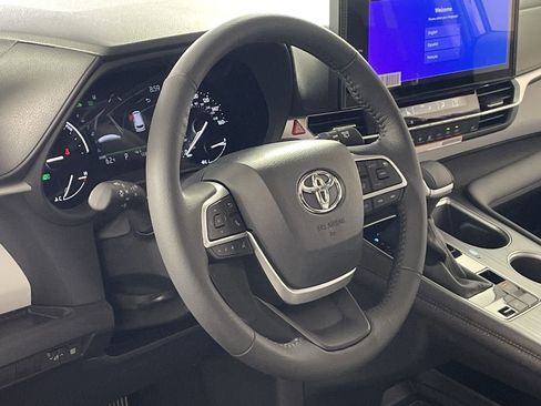 New 2026 Toyota Sienna XLE image 14